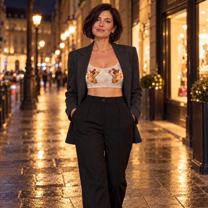 Angel In Paradise Top Maya – kurzes Top mit Blazer auf einer Straße bei Nacht